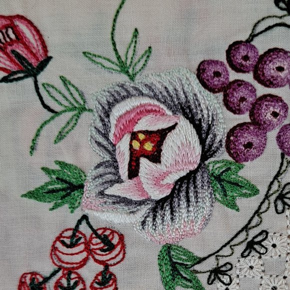 Vintage 1970s Embroidered Floral Tablecloth with 6 Embroidered Napkins Square - Picture 6 of 15